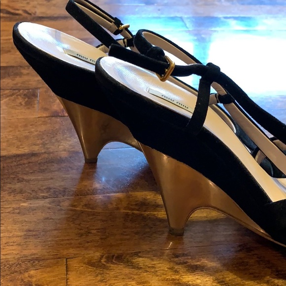 Suede Miu Miu open toe heels (gold heels) - Picture 2 of 4